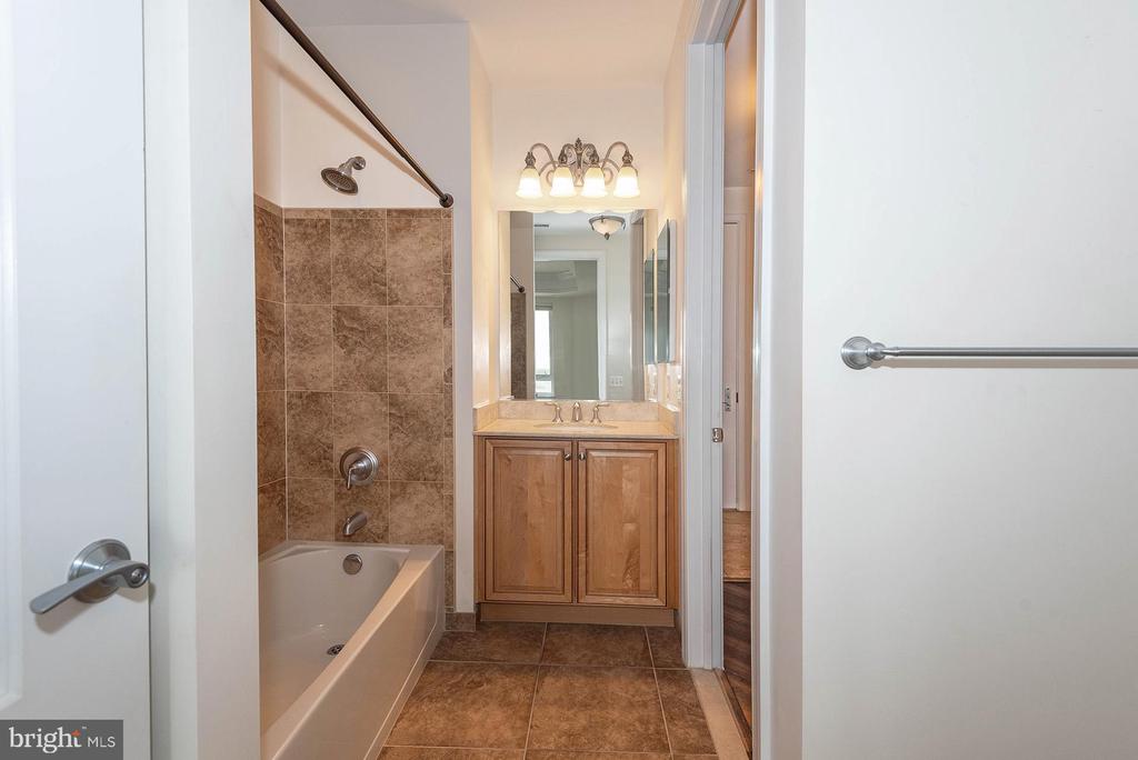 1915 TOWNE CENTRE BOULEVARD Unit: 1013