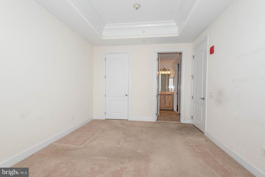 1915 TOWNE CENTRE BOULEVARD Unit: 1013