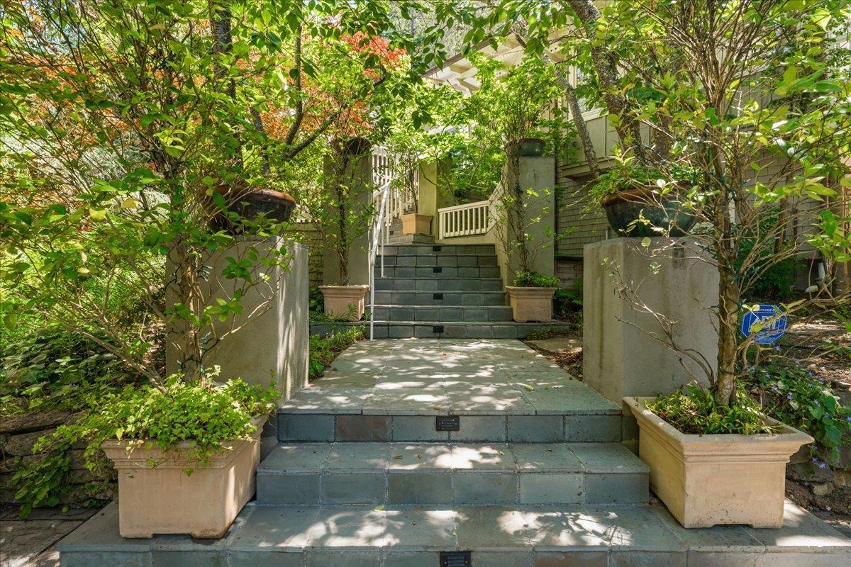 1077 Portola RD