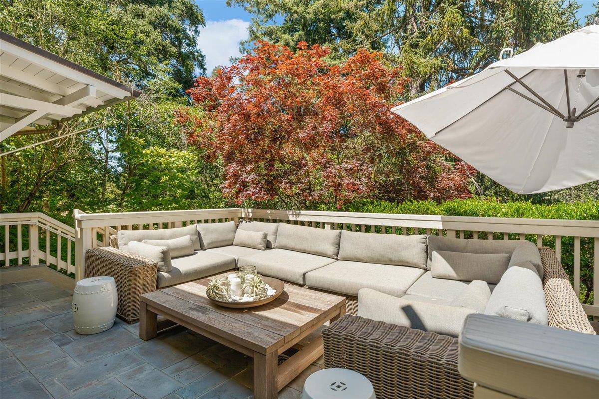 1077 Portola RD
