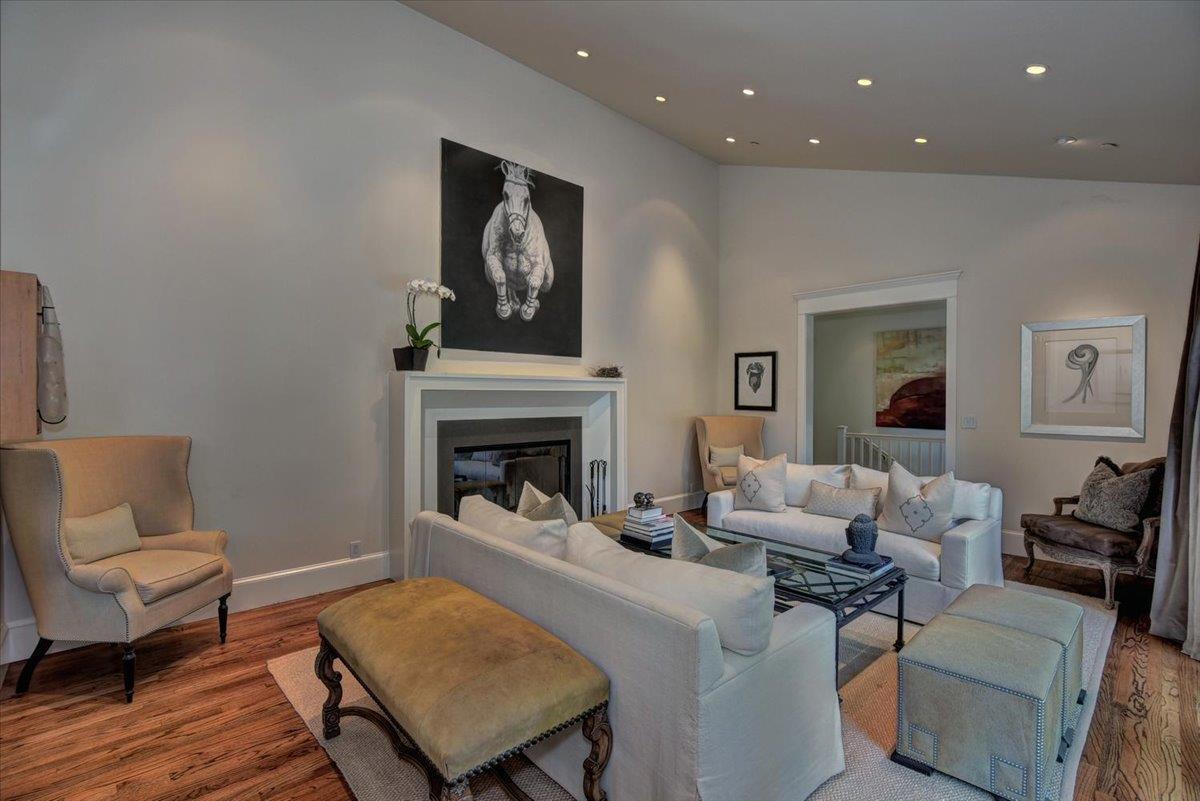 1077 Portola RD