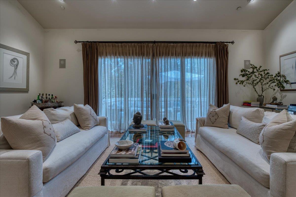 1077 Portola RD