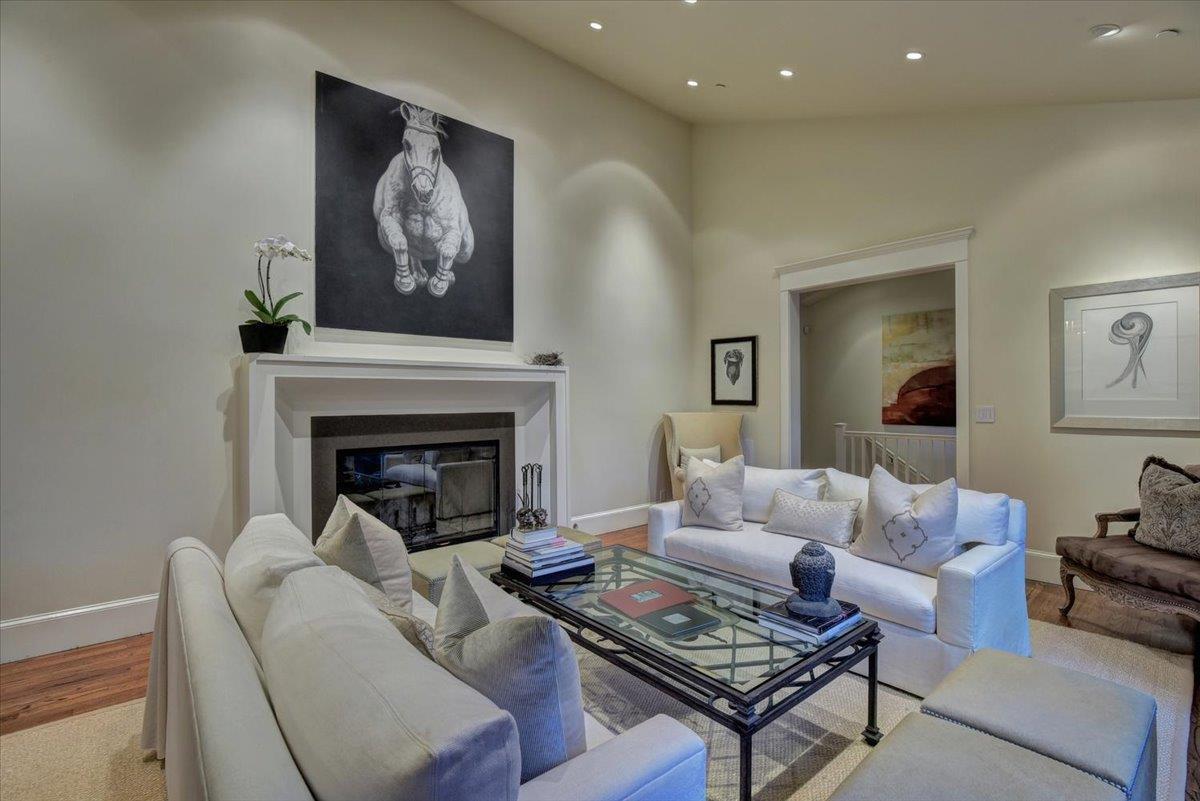 1077 Portola RD