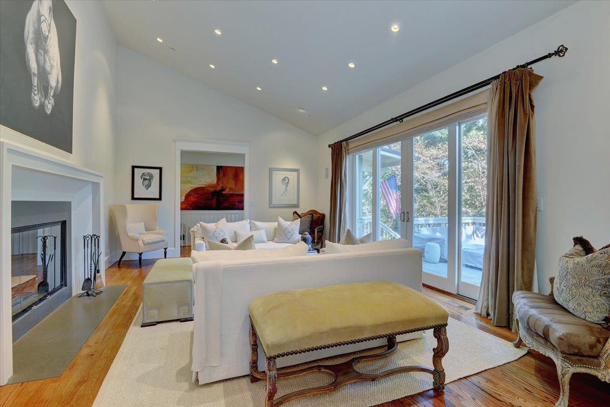 1077 Portola RD