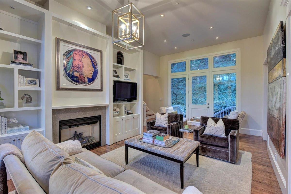 1077 Portola RD