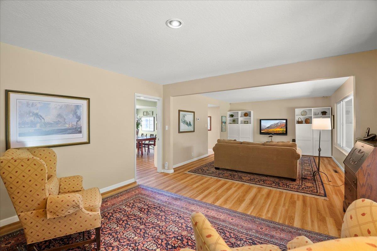 1634 Bowling LN