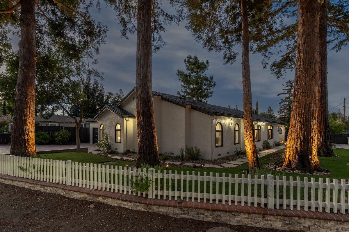 14375 La Rinconada Drive