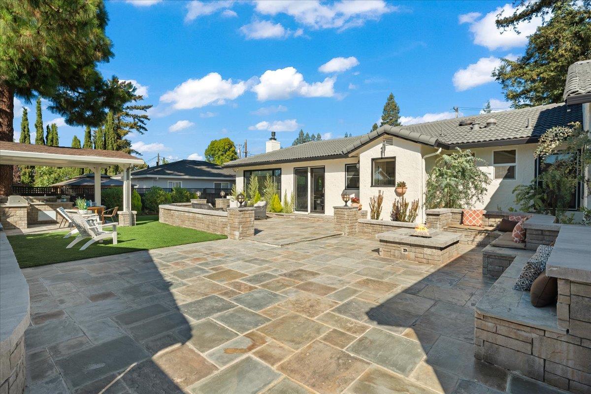 14375 La Rinconada Drive