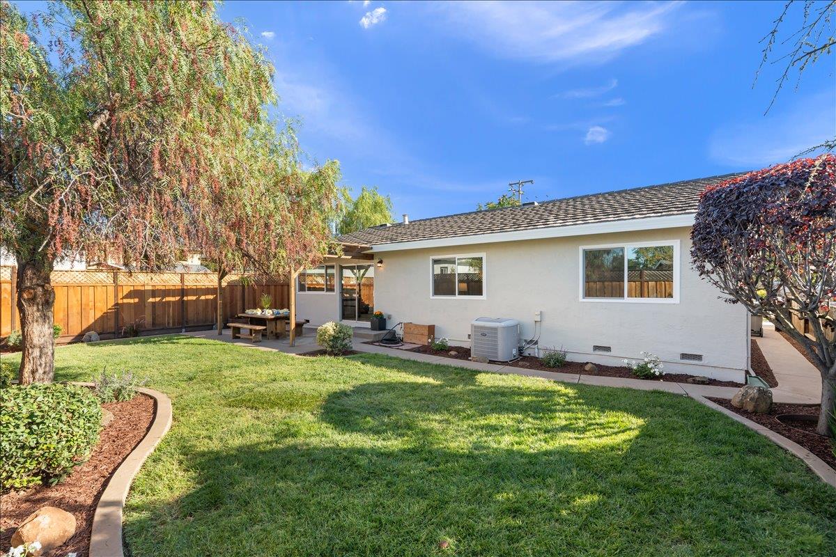 1683 Zinnia Lane