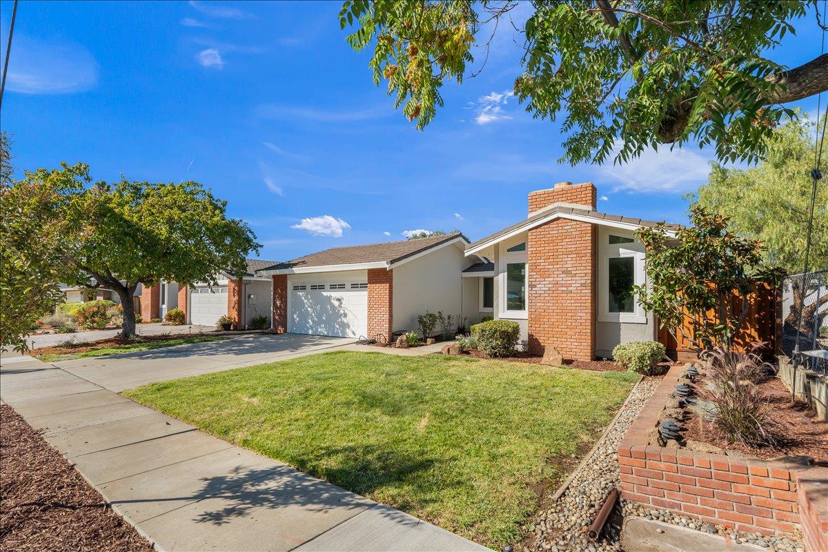 1683 Zinnia Lane