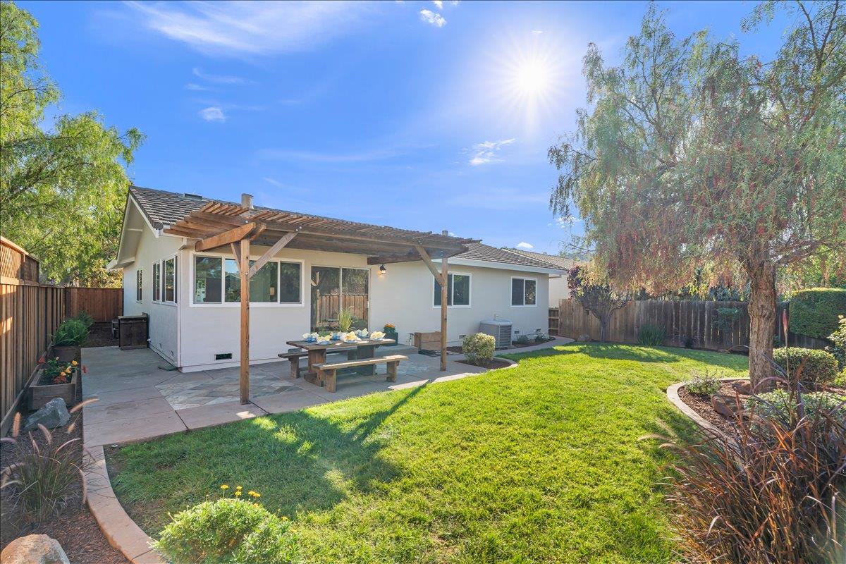 1683 Zinnia Lane
