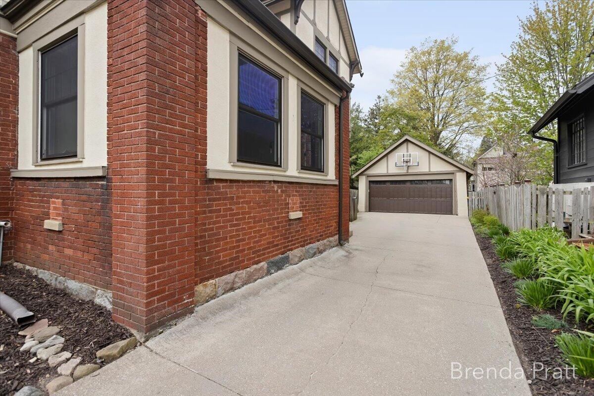 533 Gladstone Drive SE