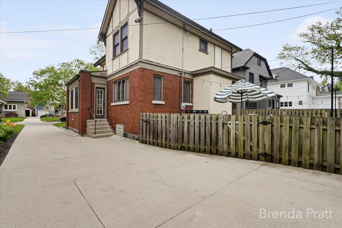533 Gladstone Drive SE
