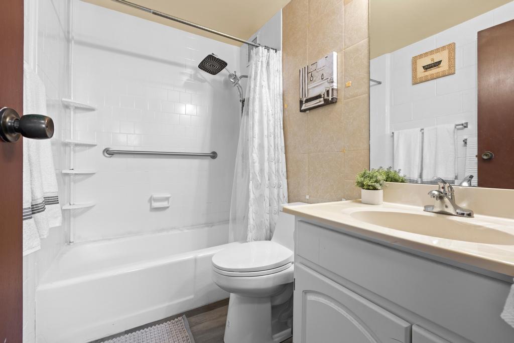 1875 KALANIANOLE AVE 404