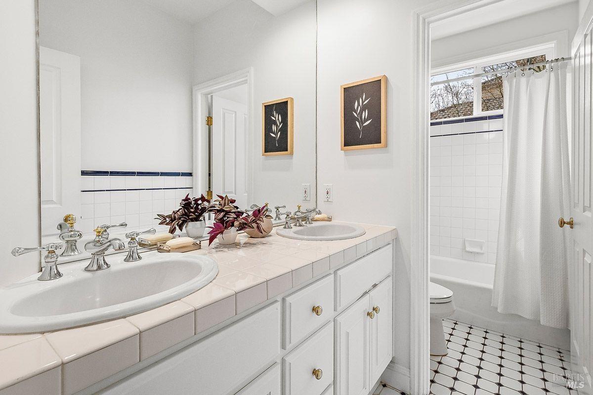 1821 Sleepy Hollow Ln