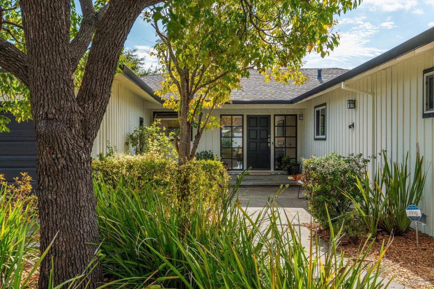 24 Bonnie Banks Way