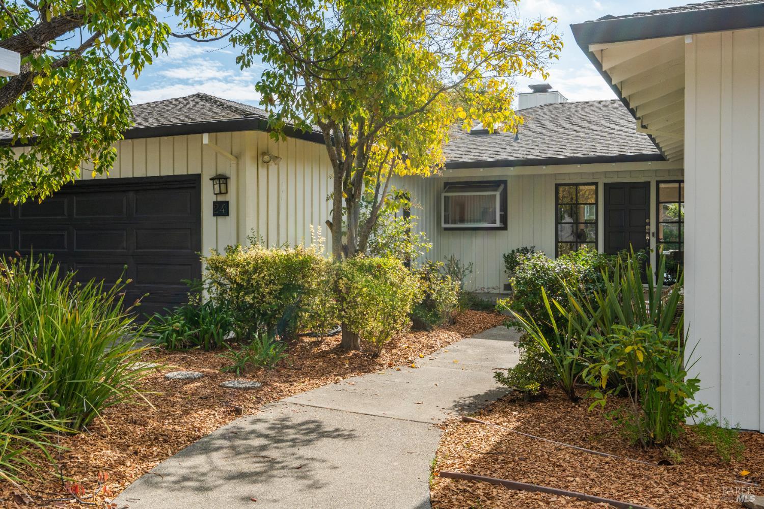 24 Bonnie Banks Way