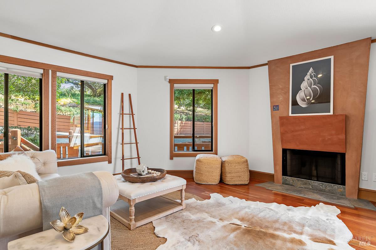1100 Bayhills Drive