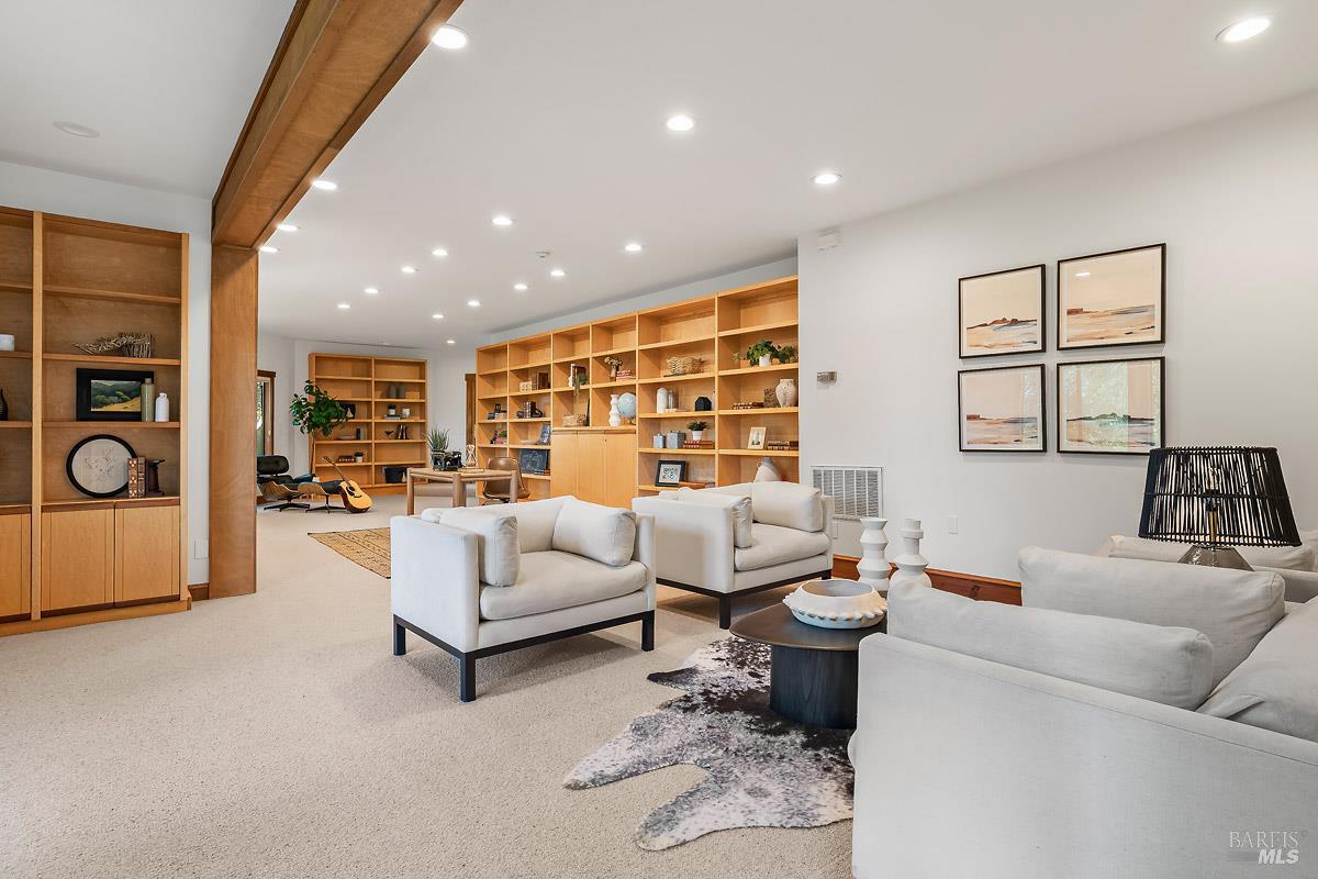 1100 Bayhills Drive