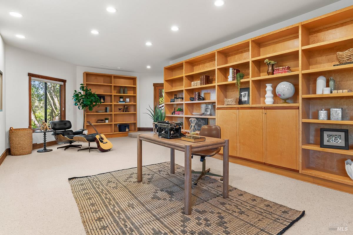 1100 Bayhills Drive