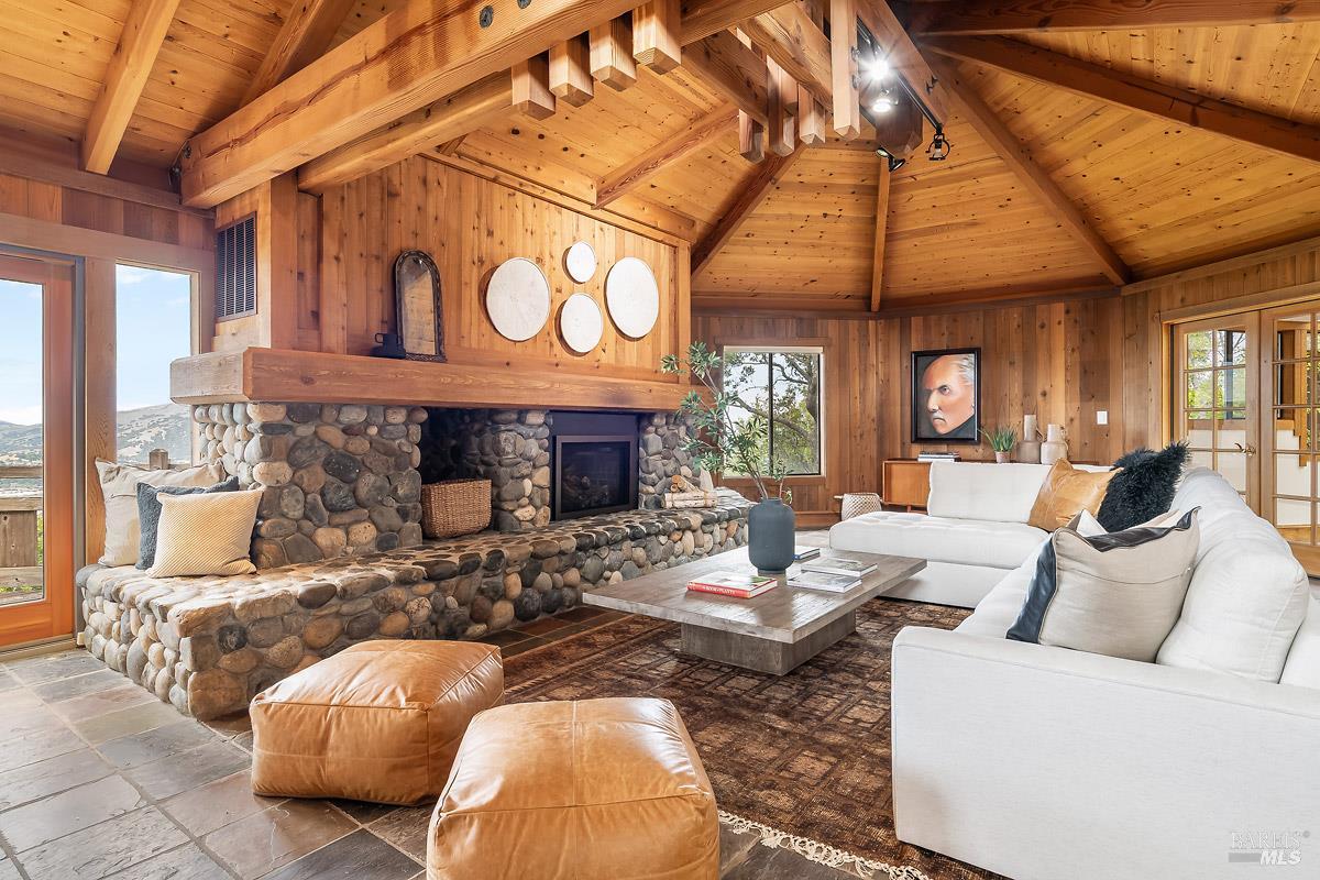 1100 Bayhills Drive
