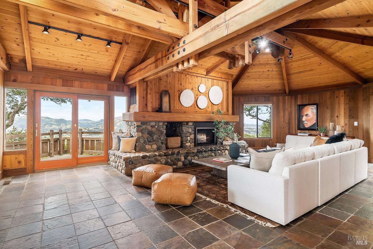 1100 Bayhills Drive
