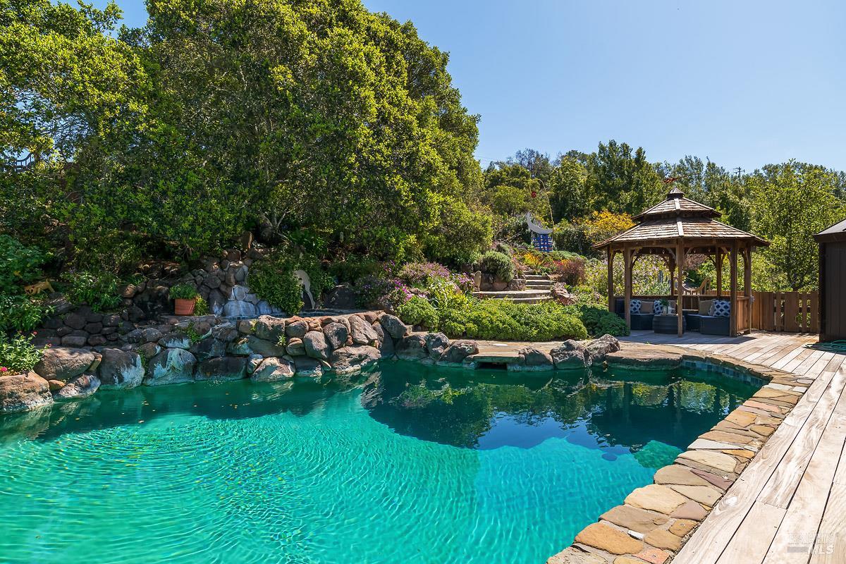 1100 Bayhills Drive
