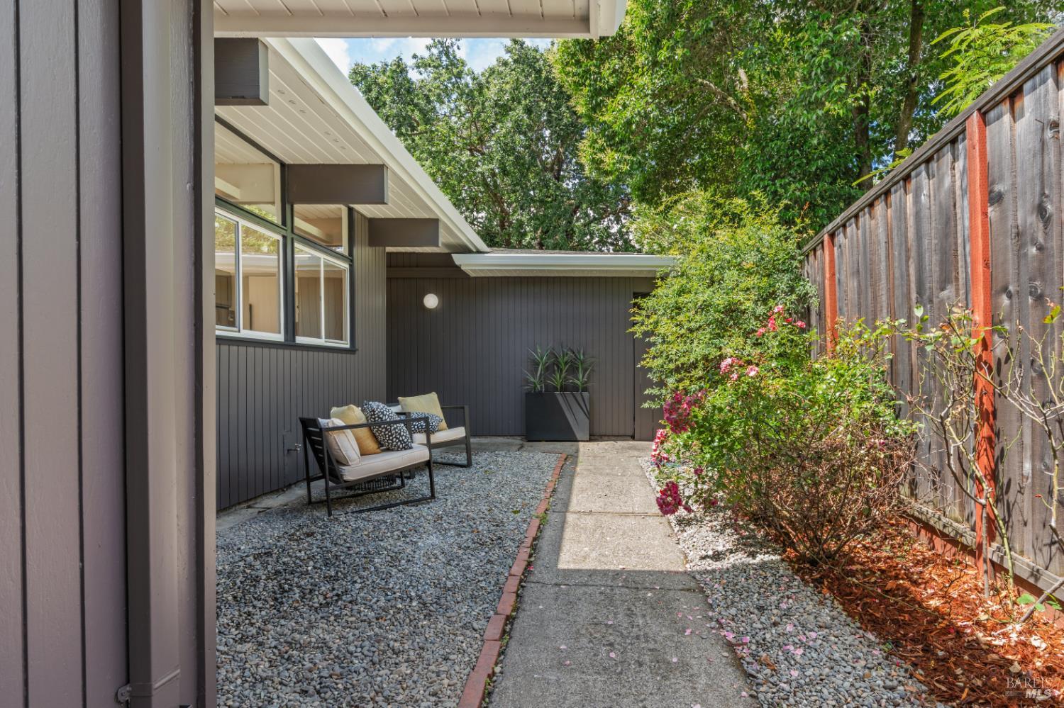 643 Wakerobin Lane