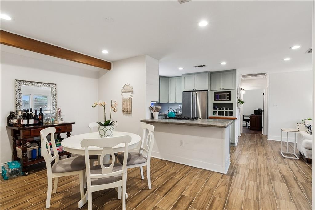 2 DAVIS Boulevard