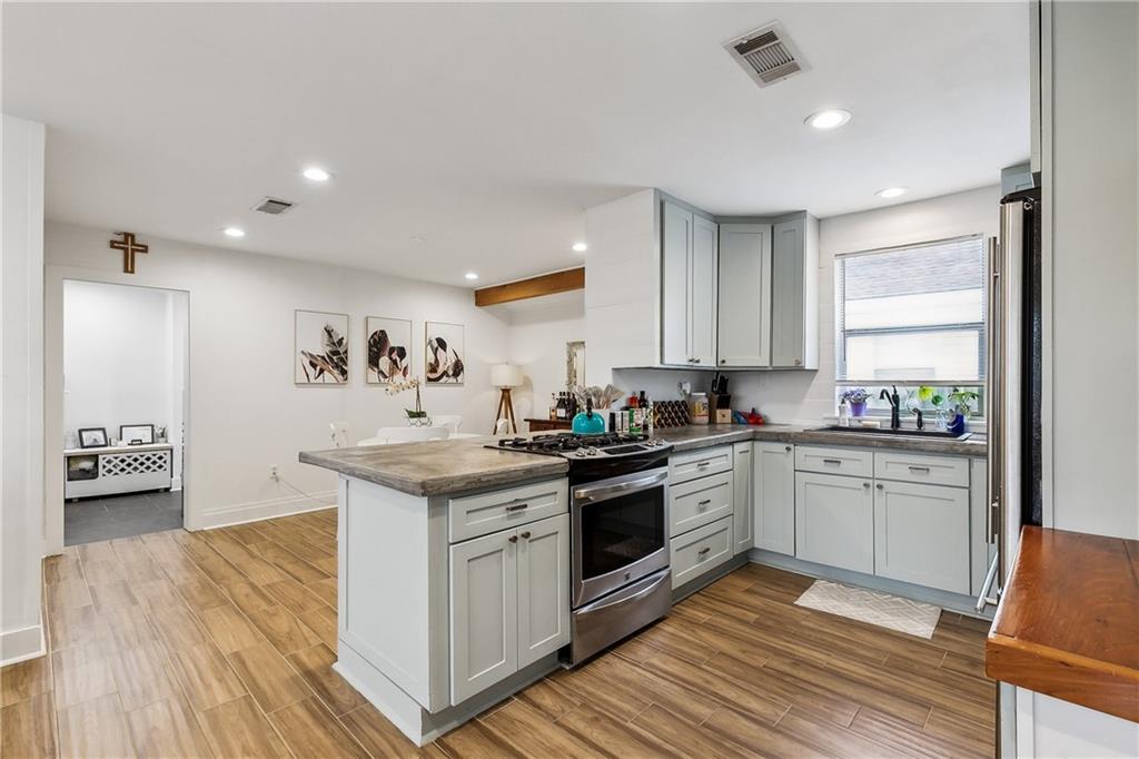 2 DAVIS Boulevard