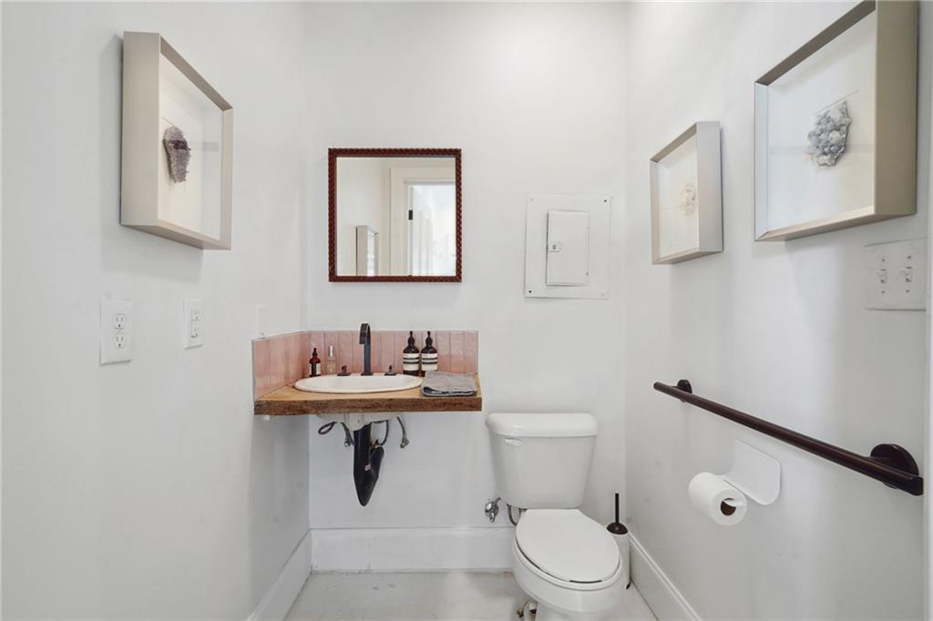 1000 CLOUET Street Store