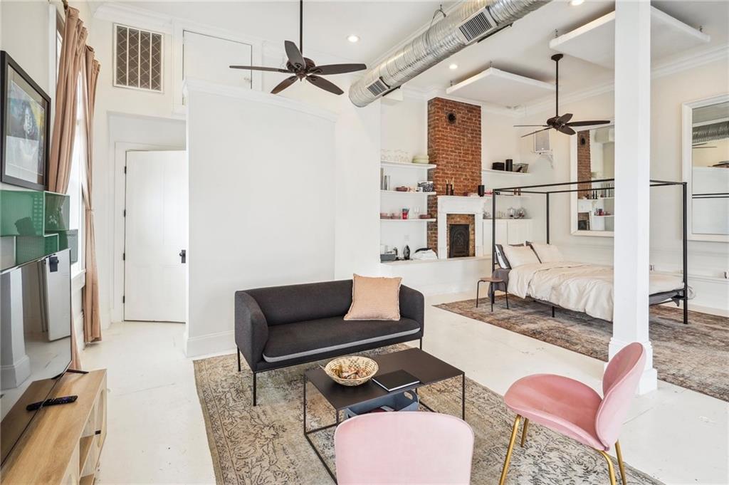 1000 CLOUET Street Store