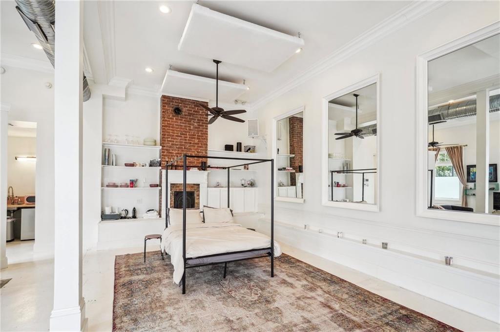 1000 CLOUET Street Store