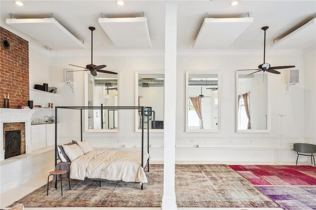 1000 CLOUET Street Store