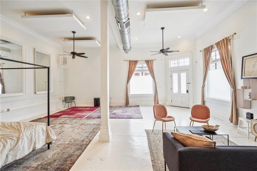 1000 CLOUET Street Store