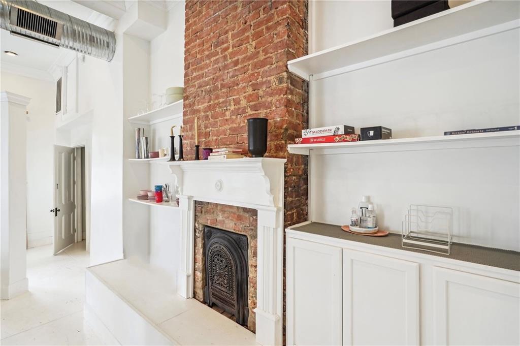 1000 CLOUET Street Store