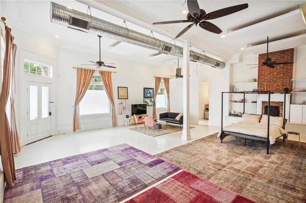 1000 CLOUET Street Store