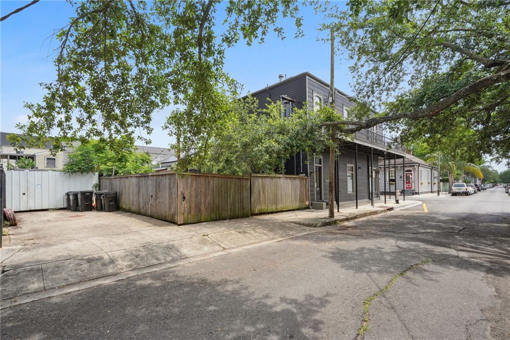 1000 CLOUET Street Store