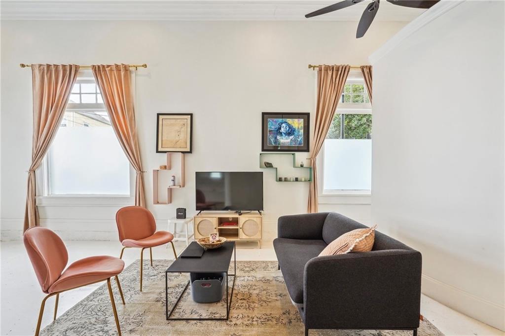 1000 CLOUET Street Store