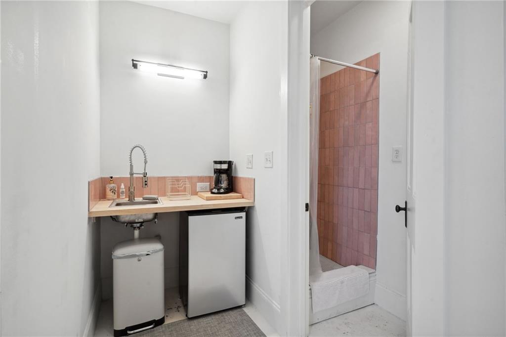 1000 CLOUET Street Store