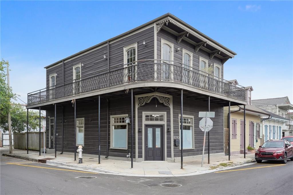 1000 CLOUET Street Store