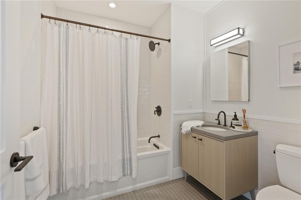 1001 JULIA Street 12A