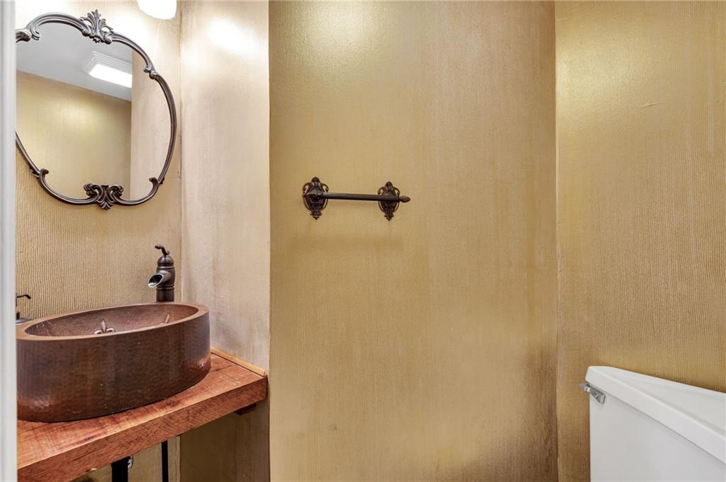 1204 CHARTRES Street 7