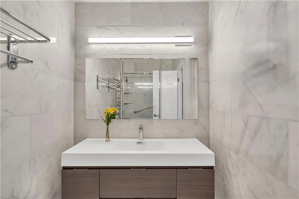 7300 LAKESHORE Drive 20