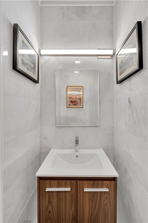 7300 LAKESHORE Drive 20