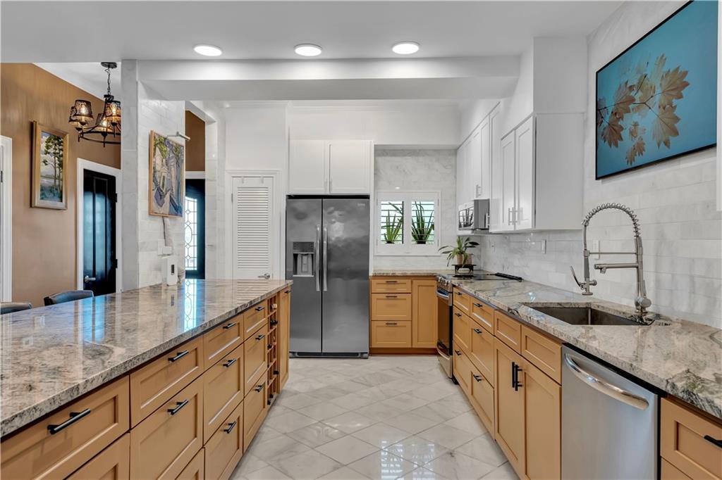 7300 LAKESHORE Drive 20