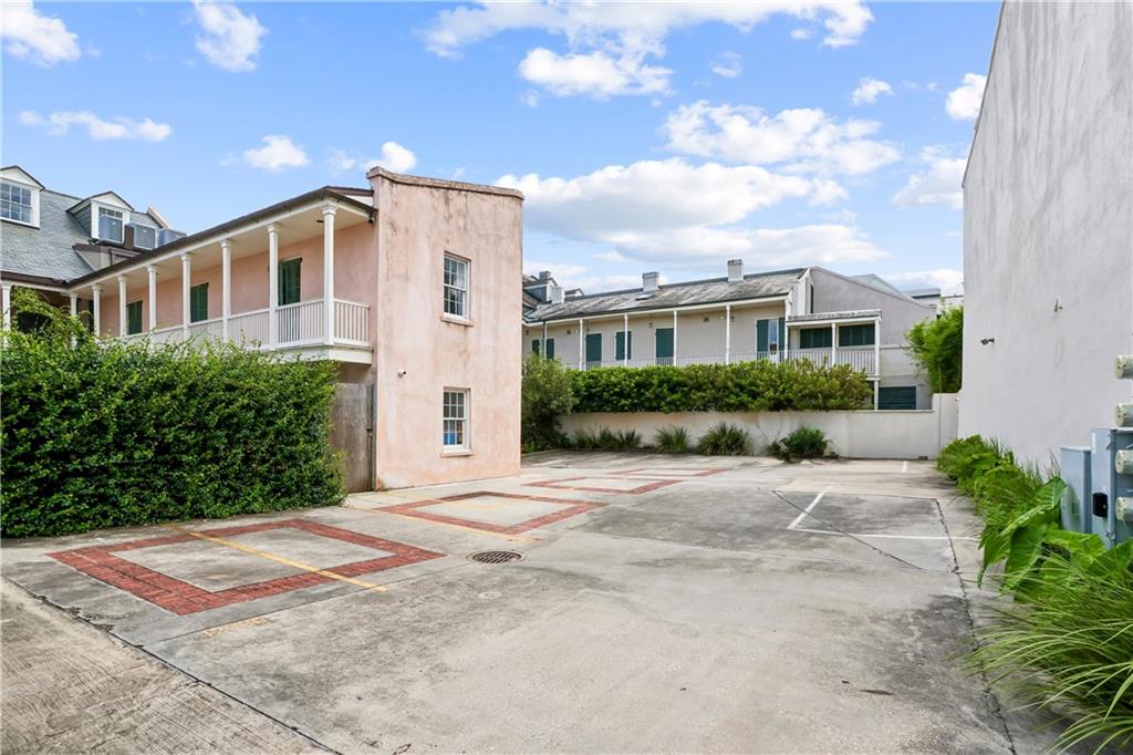 822 BARRACKS Street A