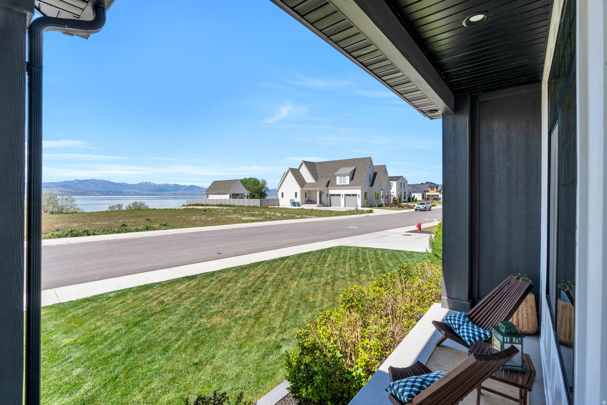 208 N BAY DR