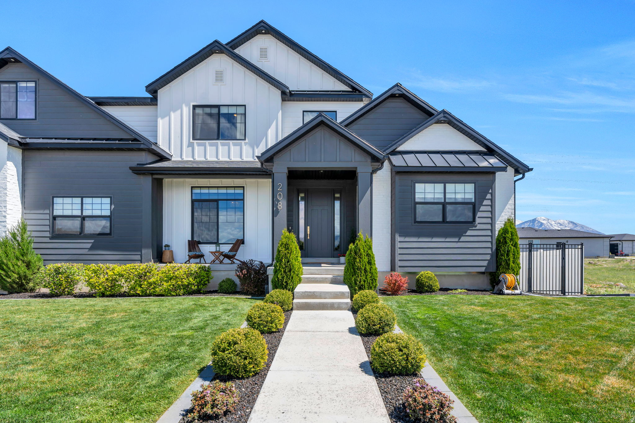 208 N BAY DR