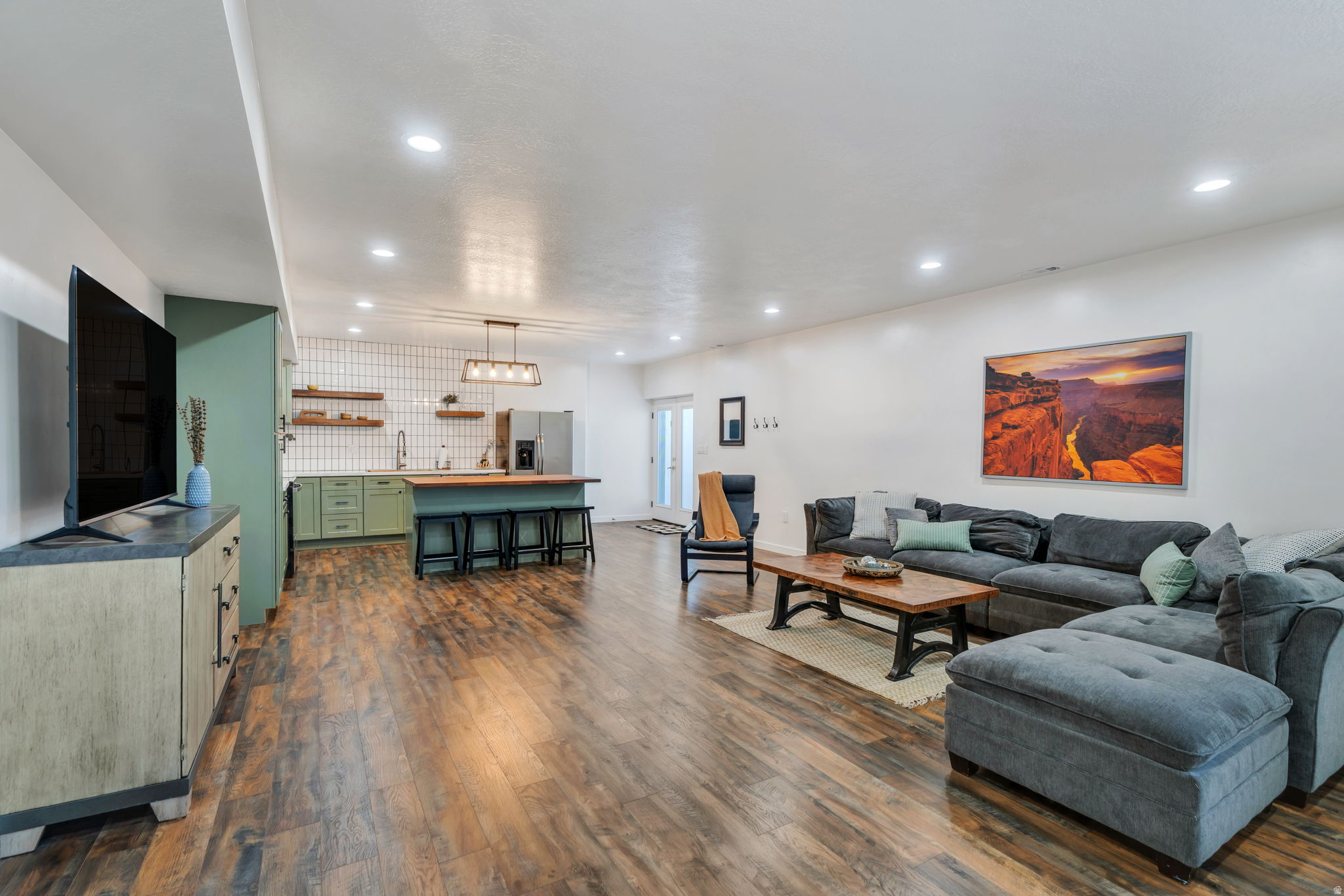 208 N BAY DR